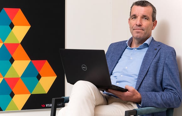Maikel-Schamp-met-laptop-in-de-hand