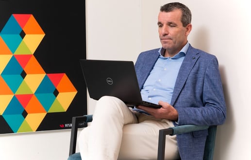 Maikel-Schamp-met-laptop